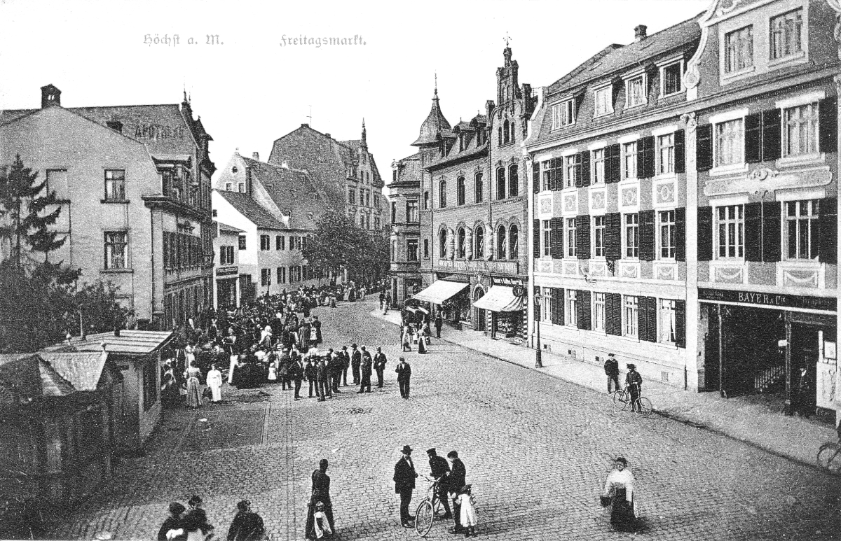 Historische Postkarte. Zu sehen ist der alte Höchster Marktplatz vor dem 1. Weltkrieg mit Marktständen auf der ehemaligen Hauptstrasse, der heutigen Bolongarostraße in Frankfurt-Höchst. Exemplar im Archiv des Vereins für Geschichte und Altertumskunde e.V. Frankfurt-Höchst.