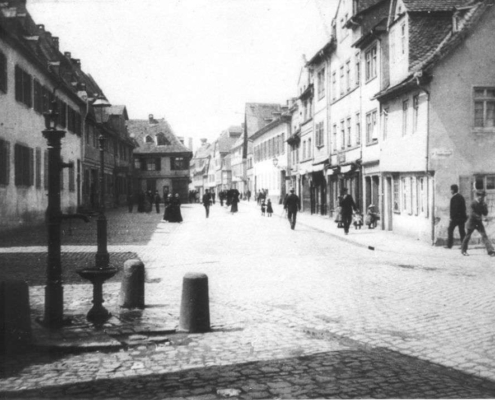 Zu sehen ist der Hauptstrasse in Hoechst am Main um 1880 - an der Stelle, wo der Höchster Wochenmarkt immer freitags stattfand. Historische Postkarte. Exemplar im Archiv des Vereins für Geschichte und Altertumskunde e.V. Frankfurt-Höchst.