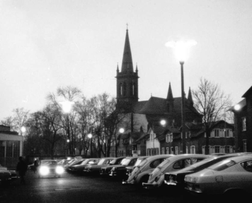 Februar 1972: Der Höchster Marktplatz als öffentlicher Parkplatz an marktfreien Tagen.