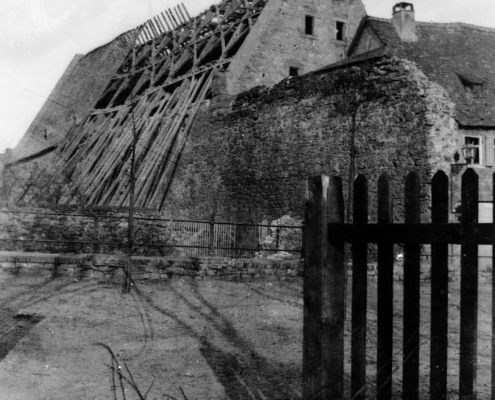 Abriss der Porzellanfabrik um 1925, vom Höchster Marktplatz aus gesehen.