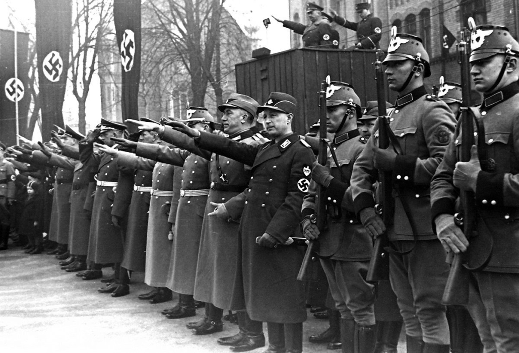 Aufmarsch der NSDAP um 1935. Historisches Bilddokument zur Aufarbeitung des Nationalsozialismus. Die Bereitstellung dient keiner Verherrlichung der NS-Ideologie oder ihrer Organisationen.