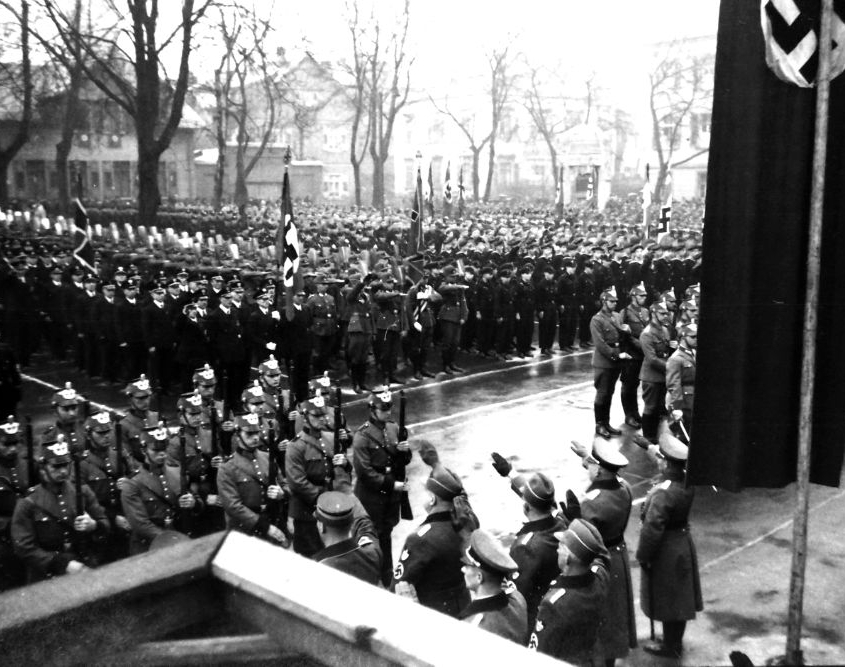 Aufmarsch der NSDAP um 1935 zu einer Kundgebung auf dem Höchster Marktplatz.