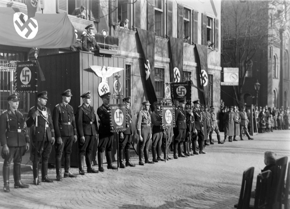 Aufmarsch der NSDAP um 1935 zu einer Kundgebung auf dem Höchster Marktplatz. Rechts im Hintergrund ist die Höchster Synagoge zu sehen.
